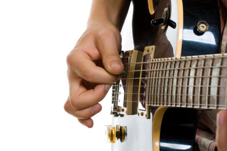 afinando violão